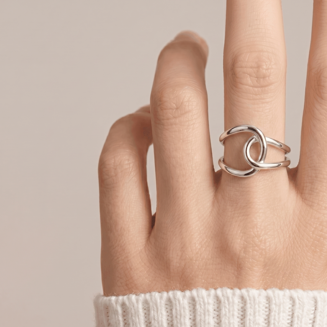 The crossing band ring worn on the hand