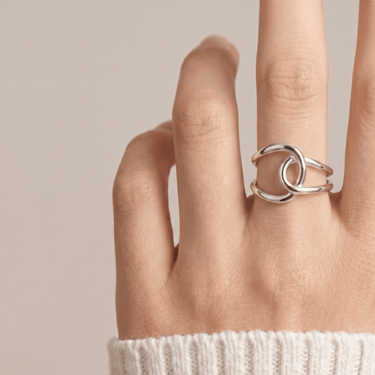 The crossing band ring worn on the hand