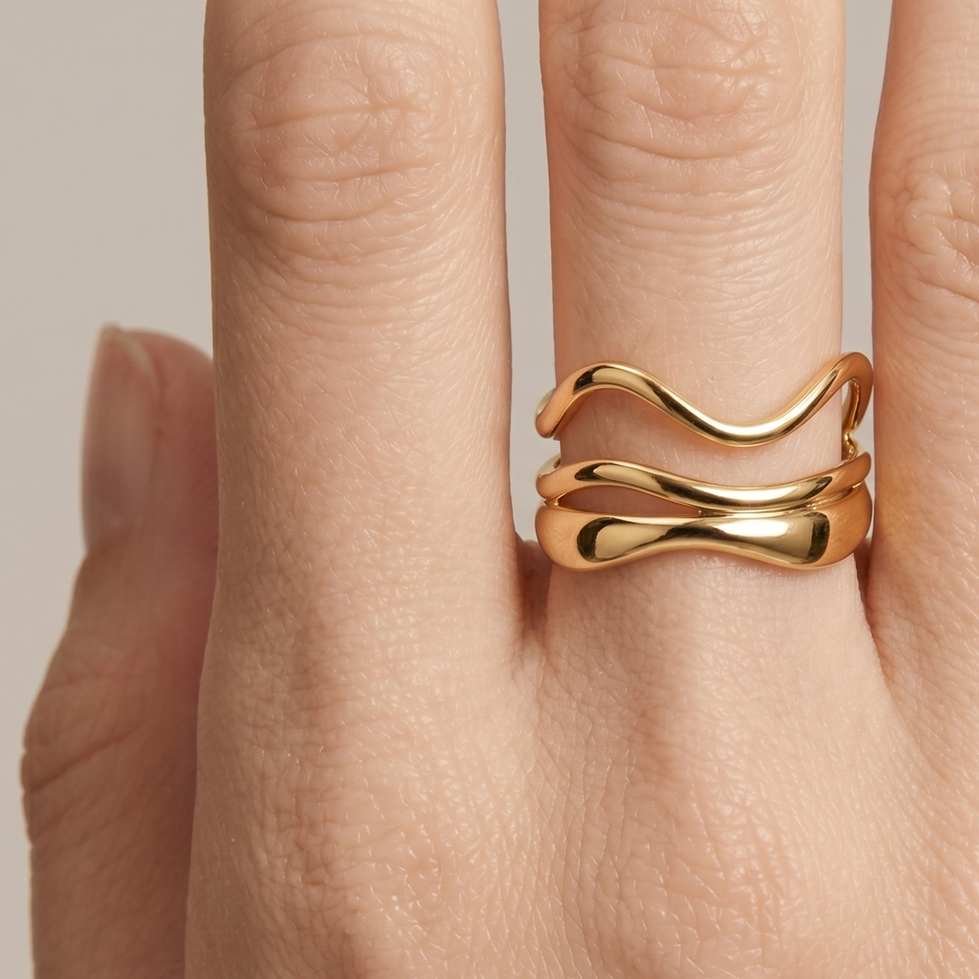 The double wave ring worn on the hand