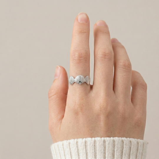The scallop shell ring worn on the hand