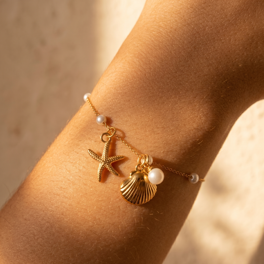 The shell charm bracelet worn on the wrist